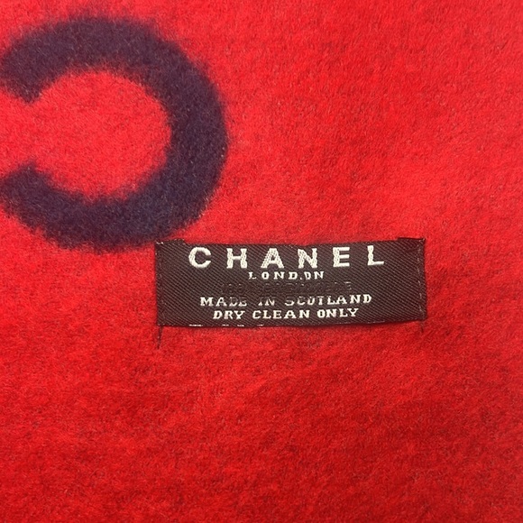 Chanel Cashmere scarf from Scotland - Picture 6 of 7